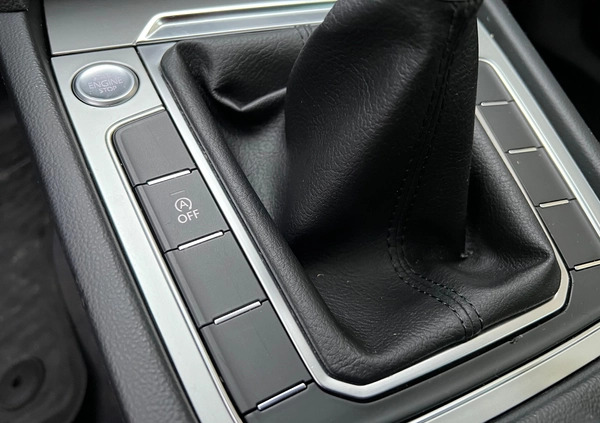 Volkswagen Passat cena 53900 przebieg: 224000, rok produkcji 2017 z Goniądz małe 704